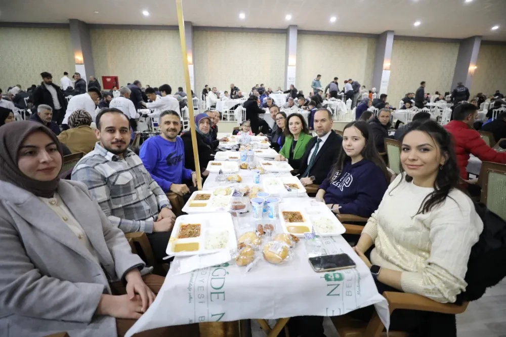 BAŞKAN ÖZDEMİR İFTARINI BELEDİYE PERSONELİYLE YAPTI