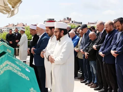 Erdoğan, Eski Öğretmeninin Cenazesine Katıldı